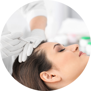 Nahaufnahme eines Hautareals am Kopf mit Injektion durch den Hautarzt – Fokus auf Dermatologie, Haarerkrankungen und ästhetische Hautbehandlungen in einer Hautarztpraxis für Dermatologie & Ästhetik in Leipzig.