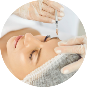 Frau liegt entspannt mit geschlossenen Augen in einer Hautarztpraxis, während ein Hautarzt Faltenunterspritzung mit Botox® an ihrer Stirn durchführt – Fokus auf professionelle ästhetische Behandlung in einer Hautarztpraxis für Dermatologie & Ästhetik in Leipzig.