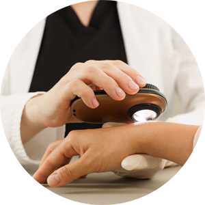Hand eines Patienten, die mit einem Dermatoskop von einem Hautarzt im Rahmen der Hautkrebsvorsorge mit Unterstützung durch künstliche Intelligenz (KI) untersucht wird – Fokus auf Dermatologie, Hautdiagnostik, Hautkrebsvorsorge, Hautcheck und ästhetische Hautbehandlungen in einer Hautarztpraxis für Dermatologie & Ästhetik in Leipzig.